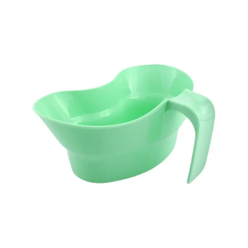 Green plastic gargle cup for bedridden elderly oral care with modern simplicity design