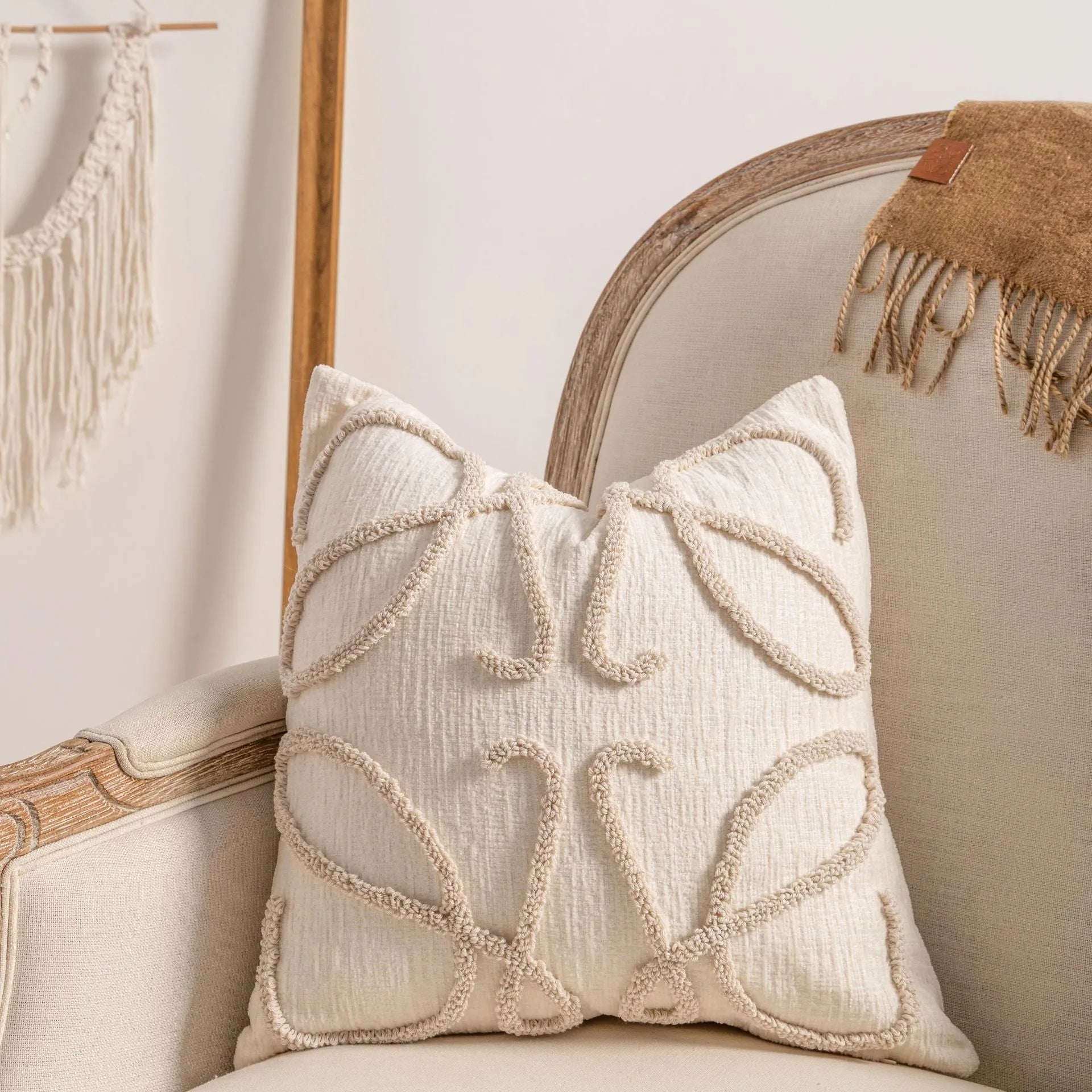 Knitted tassel pillow cover with striped pattern in bow design, 45x45cm size