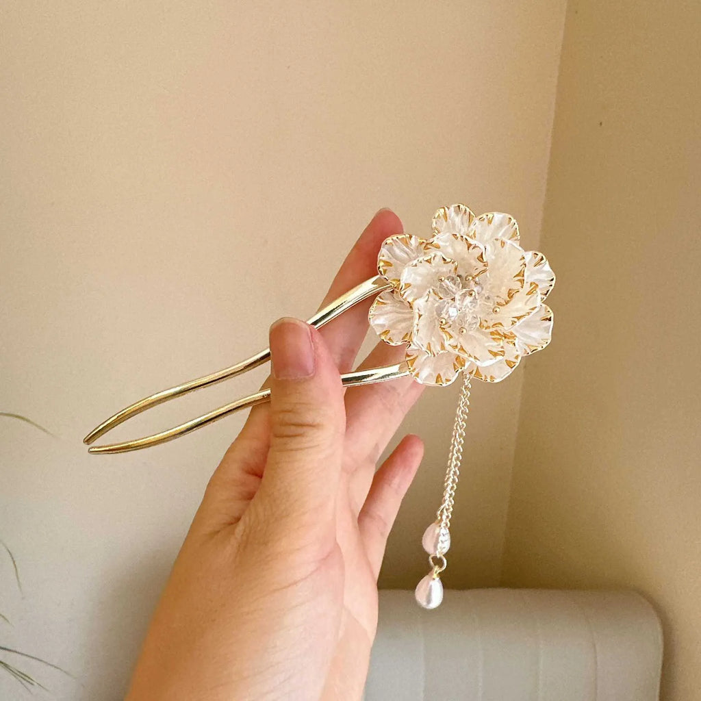 Close-up of a retro U-shaped alloy hairpin with a purple peony flower and tassel design.