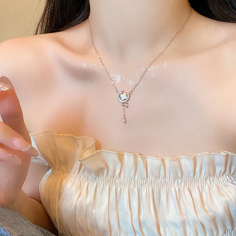 Women's star moon sparking zirconium necklace on copper clavicle chain in gold or silver colour