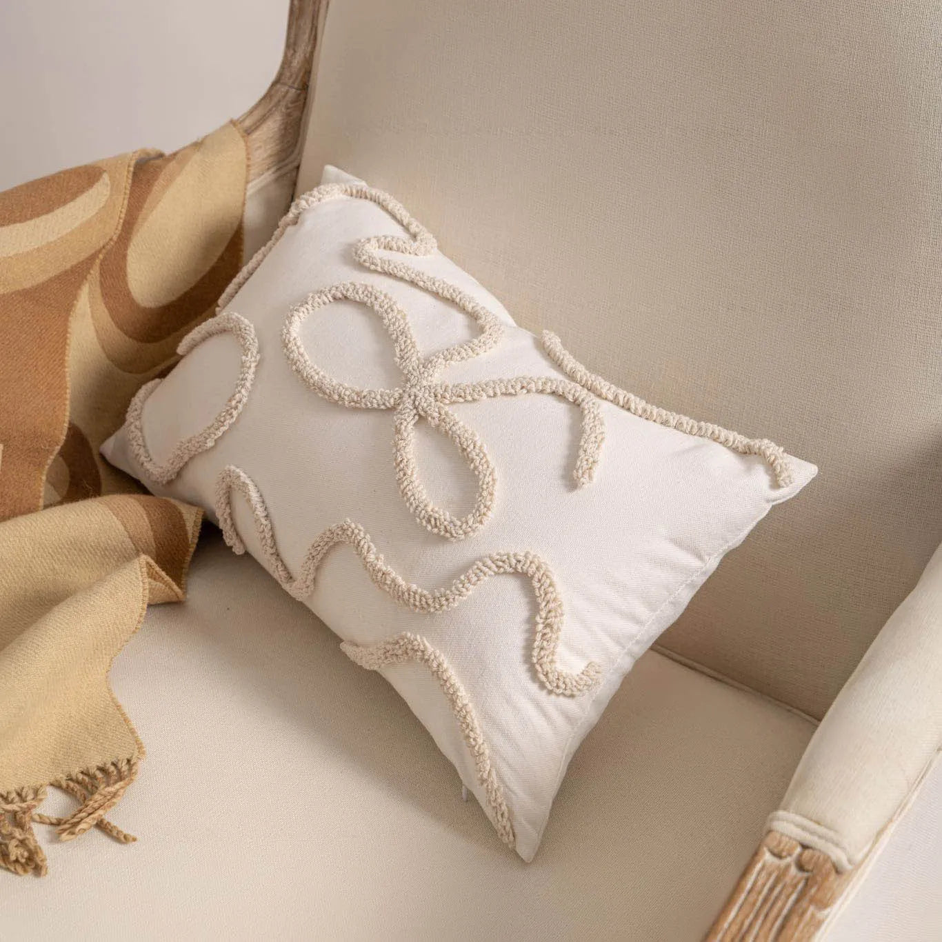 Knitted tassel pillow cover with striped pattern in bow design, 45x45cm size