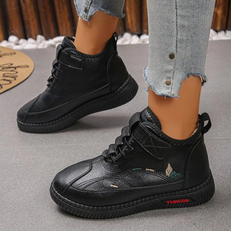 Women's velvet cotton shoes with non-slip rubber sole in black and red colours