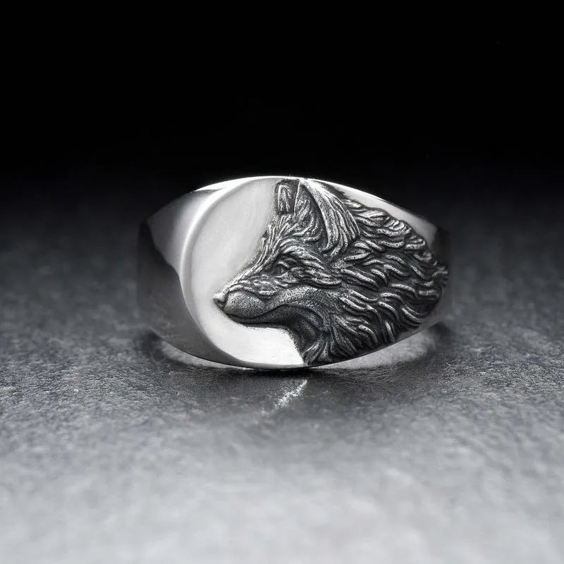 Men's geometric wolf head ring in silver alloy with European retro styling, showing detailed animal design