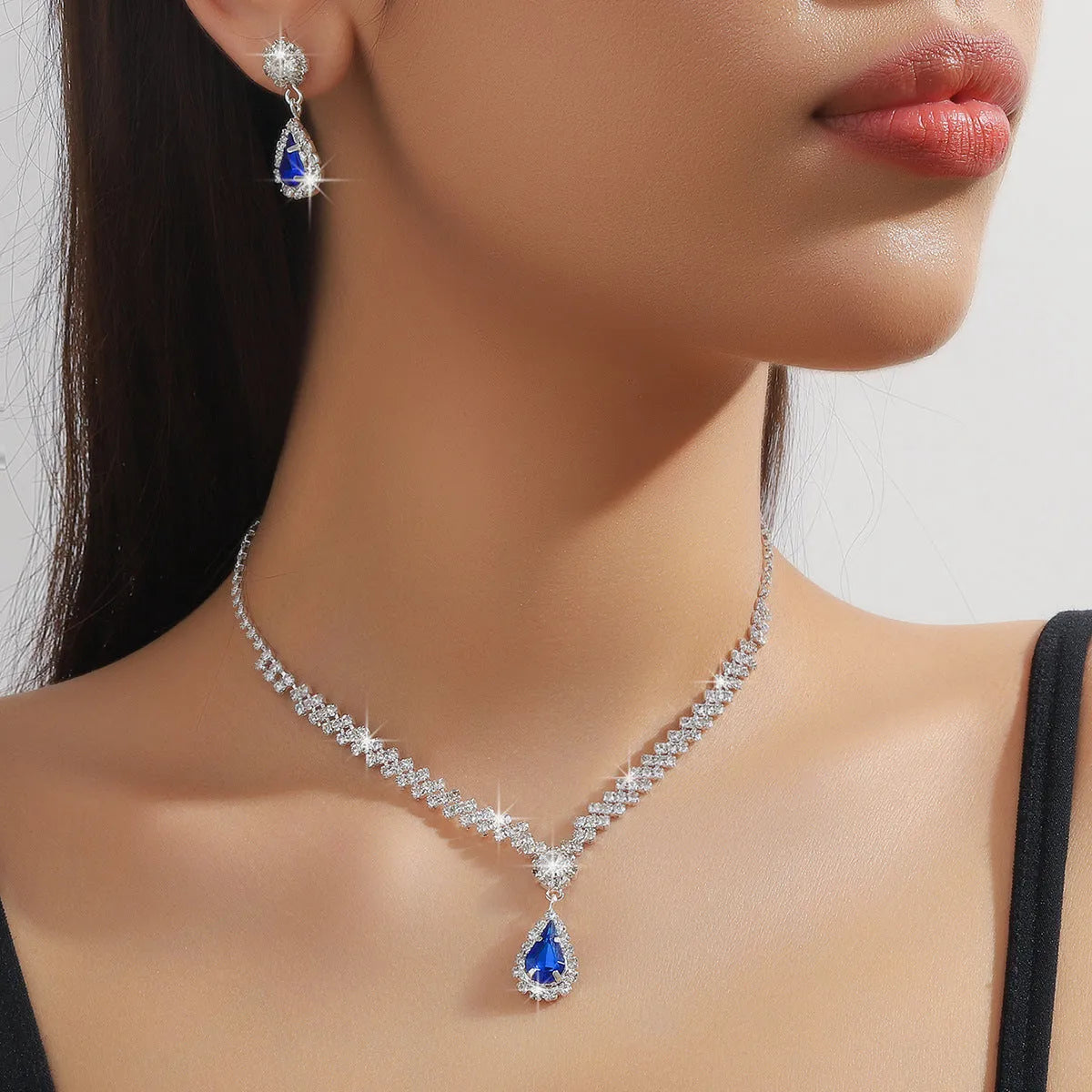 Claw chain rhinestone jewellery set with water drop design in blue, red, green, pink or white colours