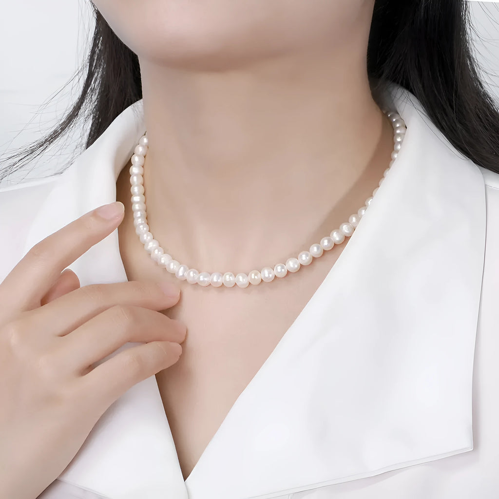 Women's adjustable freshwater pearl necklace in sterling silver with natural pearls
