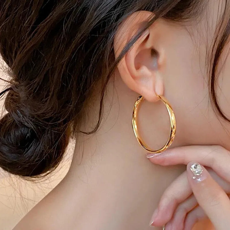 Copper circle earrings with 40mm diameter in gold or silver electroplated finish