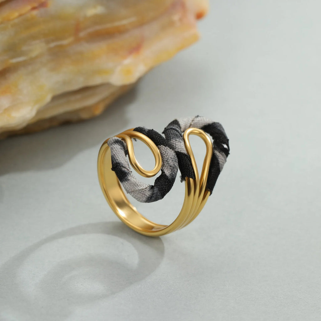 Stainless steel open mouth ring with leopard print design in adjustable free size