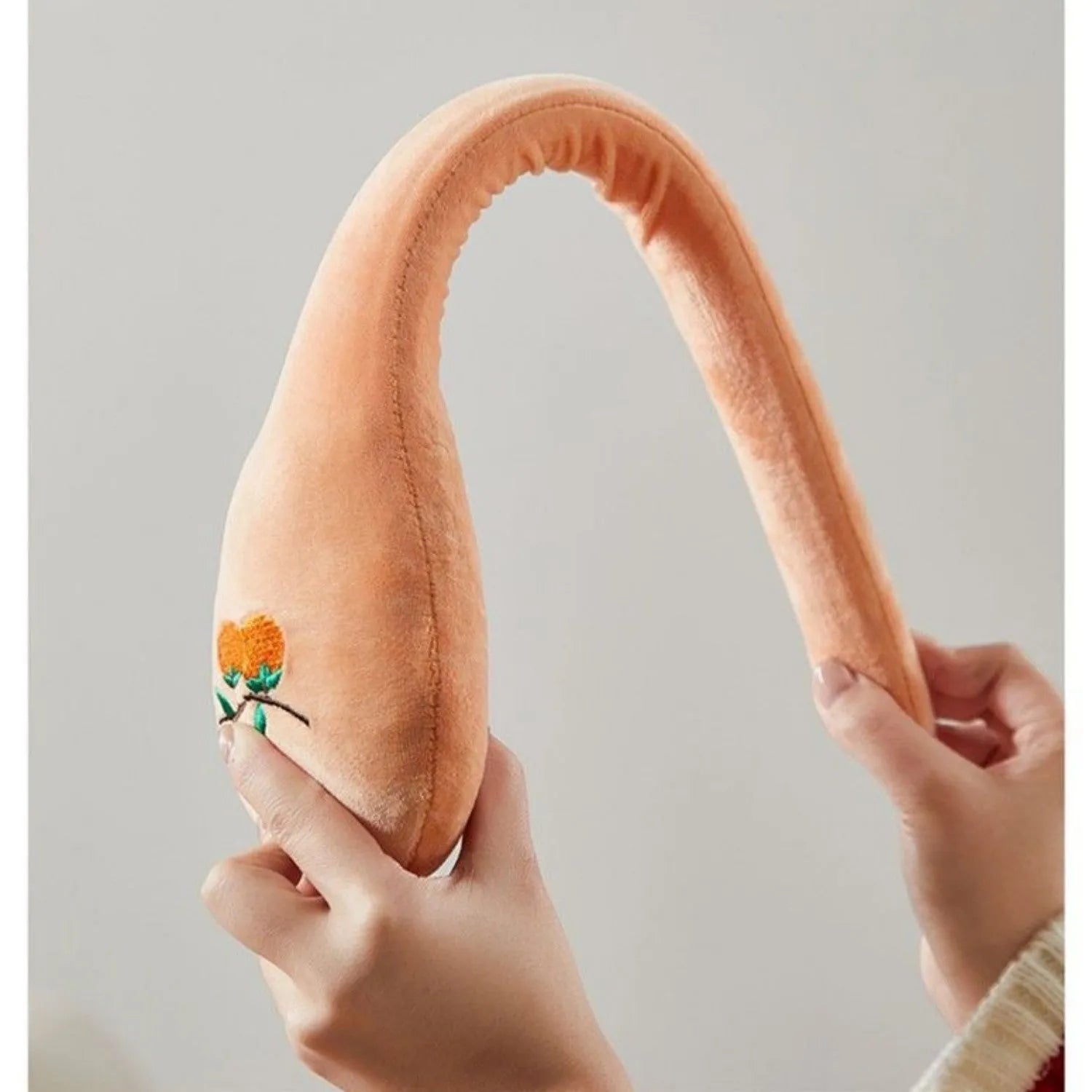 48 cm persimmon-coloured percussion massage stick with zipper closure and ergonomic handle