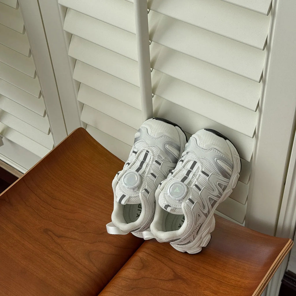 Girls' lightweight casual shoes in beige, made from PU leather and breathable mesh.