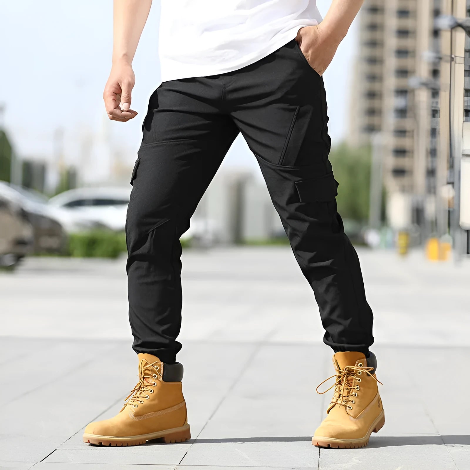 Men's multi-pocket cargo pants in straight fit, low waist, available in khaki colour, synthetic fibre blend