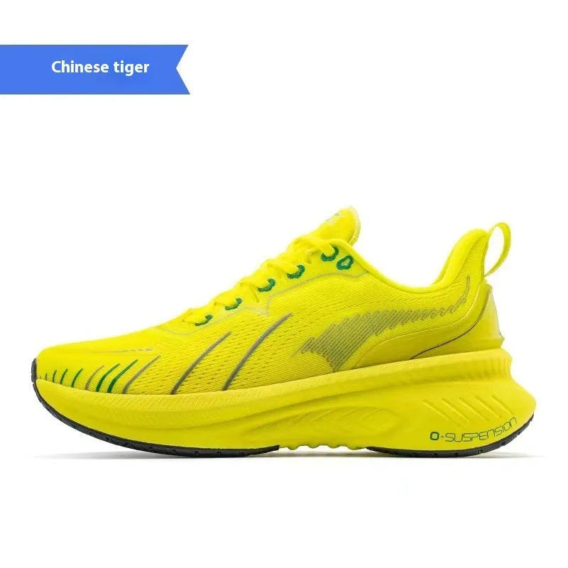 Low-top running sneakers with shock absorption, in a selection of colours on a rubber sole.