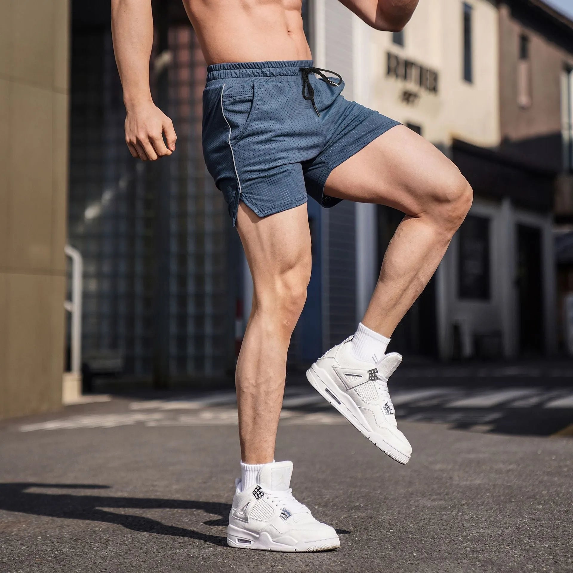 Men's straight-leg sports shorts in black, grey, navy blue, or red, shown on a size chart.