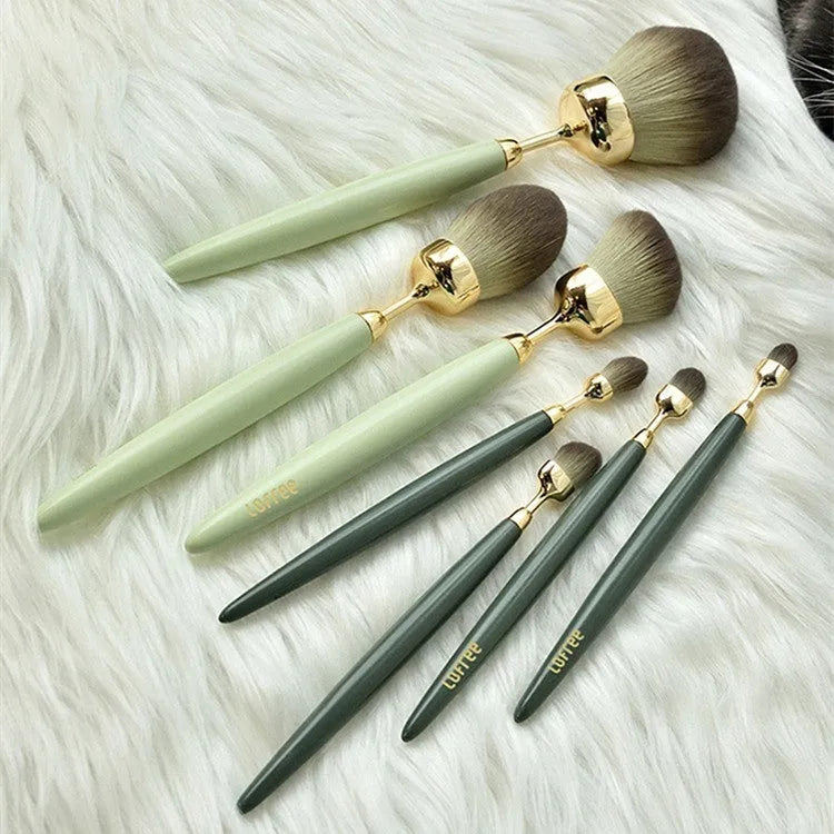 BA 7-piece makeup brush set with beech wood long handles and soft bristles in 7-pack colour