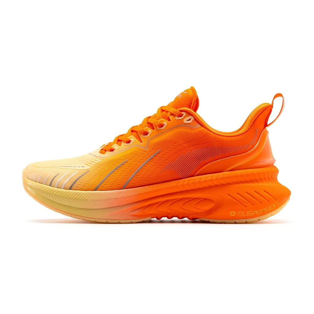 Low-top running sneakers with shock absorption, in a selection of colours on a rubber sole.