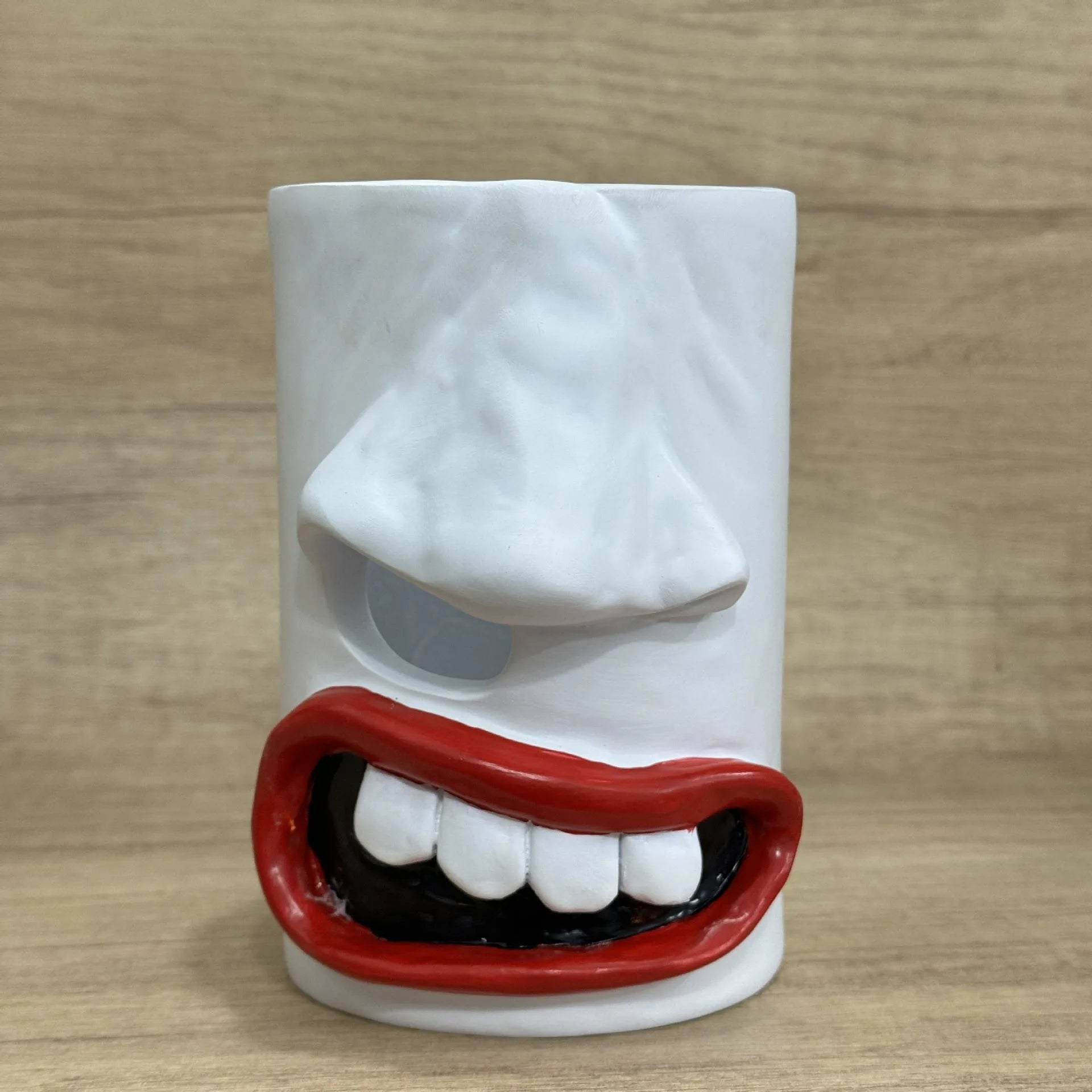 Colourful American-style resin tissue box ornament for desk decoration.