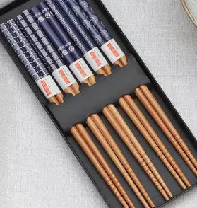 Japanese style bamboo chopsticks with lucky cat cartoon pattern in gift box packaging