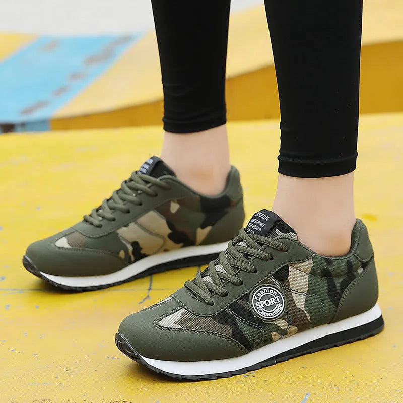 Camouflage pattern suede sports shoes with low-top design and foam sole