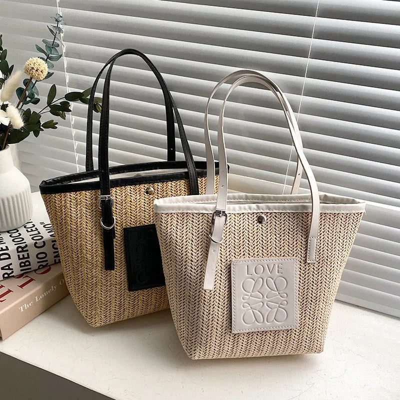 Women's woven straw shoulder bag in retro style with three-dimensional pocket and visible sewing thread details