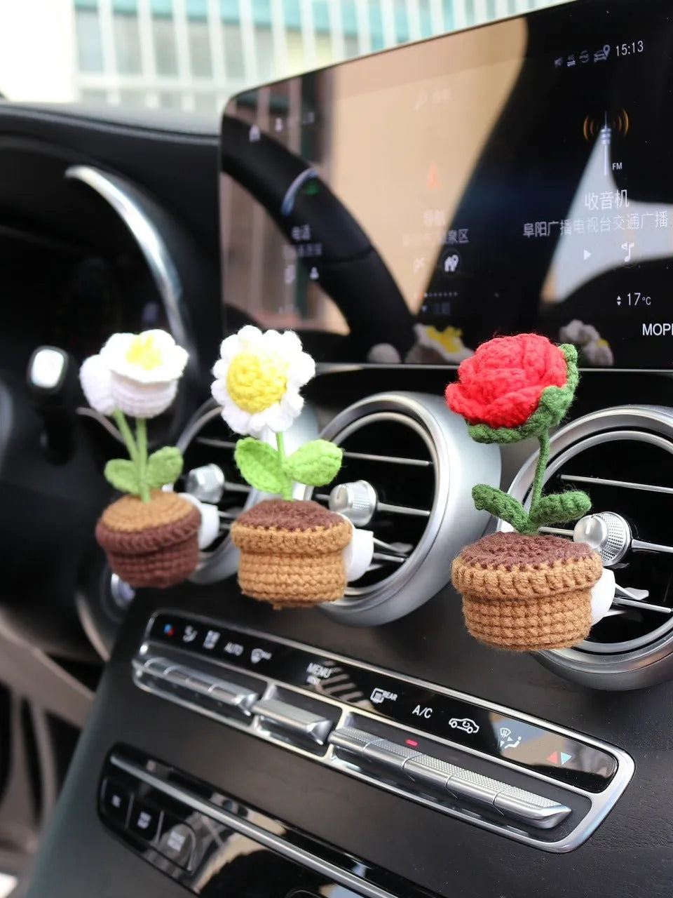 Car air vent clip-on aromatherapy diffuser with wool potted plant design measuring 4 by 8 centimetres