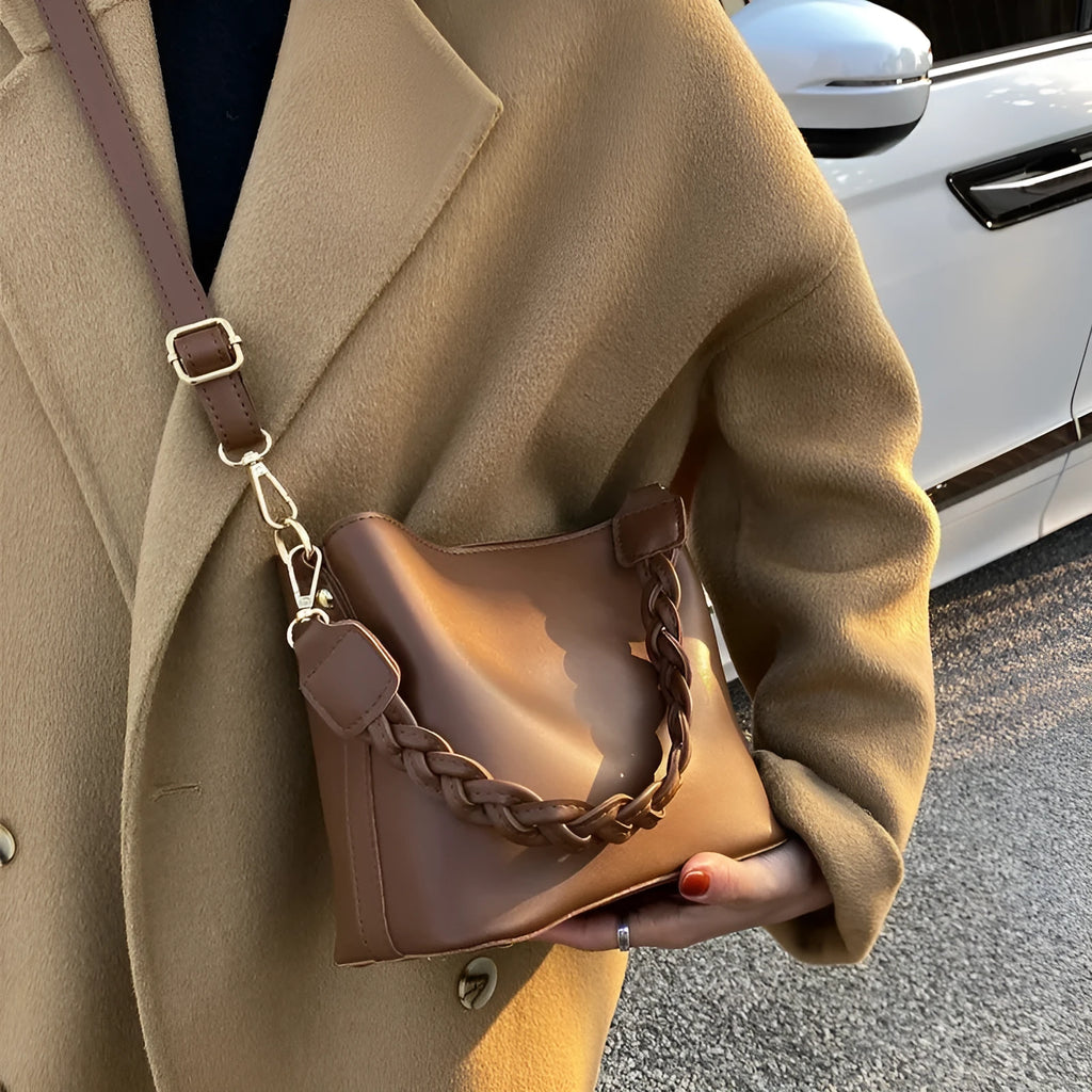 Retro woven one-shoulder crossbody bucket bag in khaki colour.
