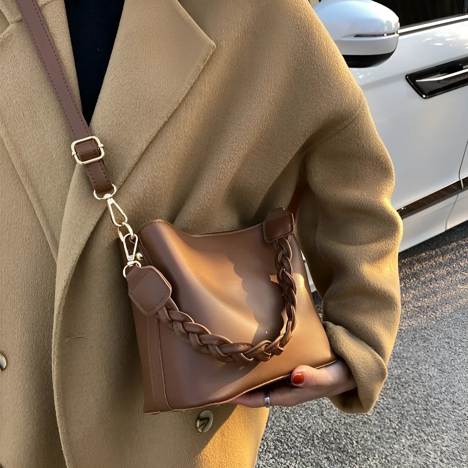 Retro woven one-shoulder crossbody bucket bag in khaki colour.