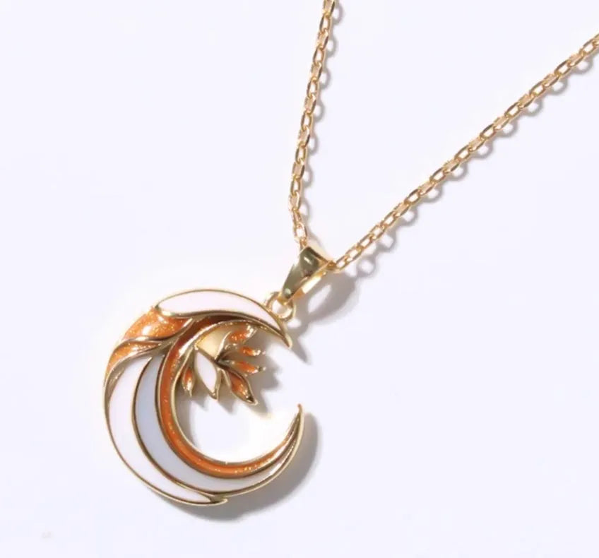Handmade gold alloy crescent necklace with moon pattern pendant on clavicle chain