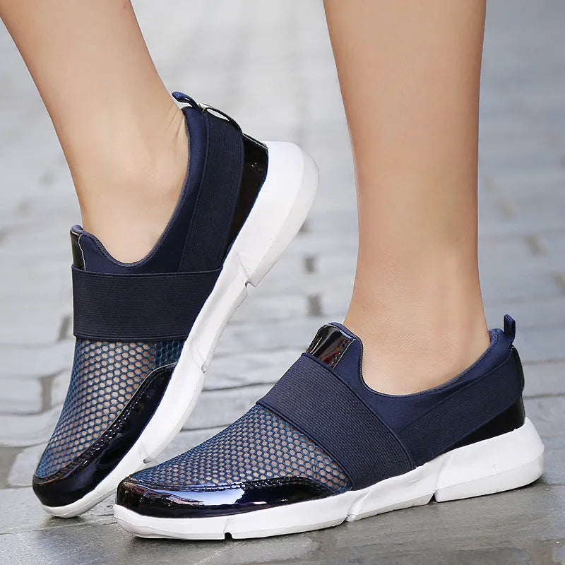 Low-cut women's casual sneaker in blue with mesh lining and lightweight PU midsole.