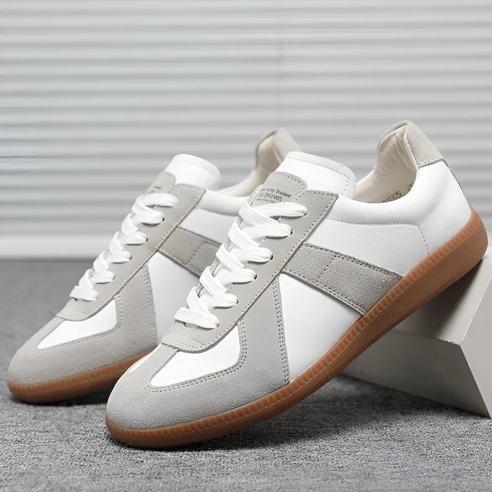 White Japanese-style retro low-top casual sneakers with round toe and flat rubber sole on a neutral background.