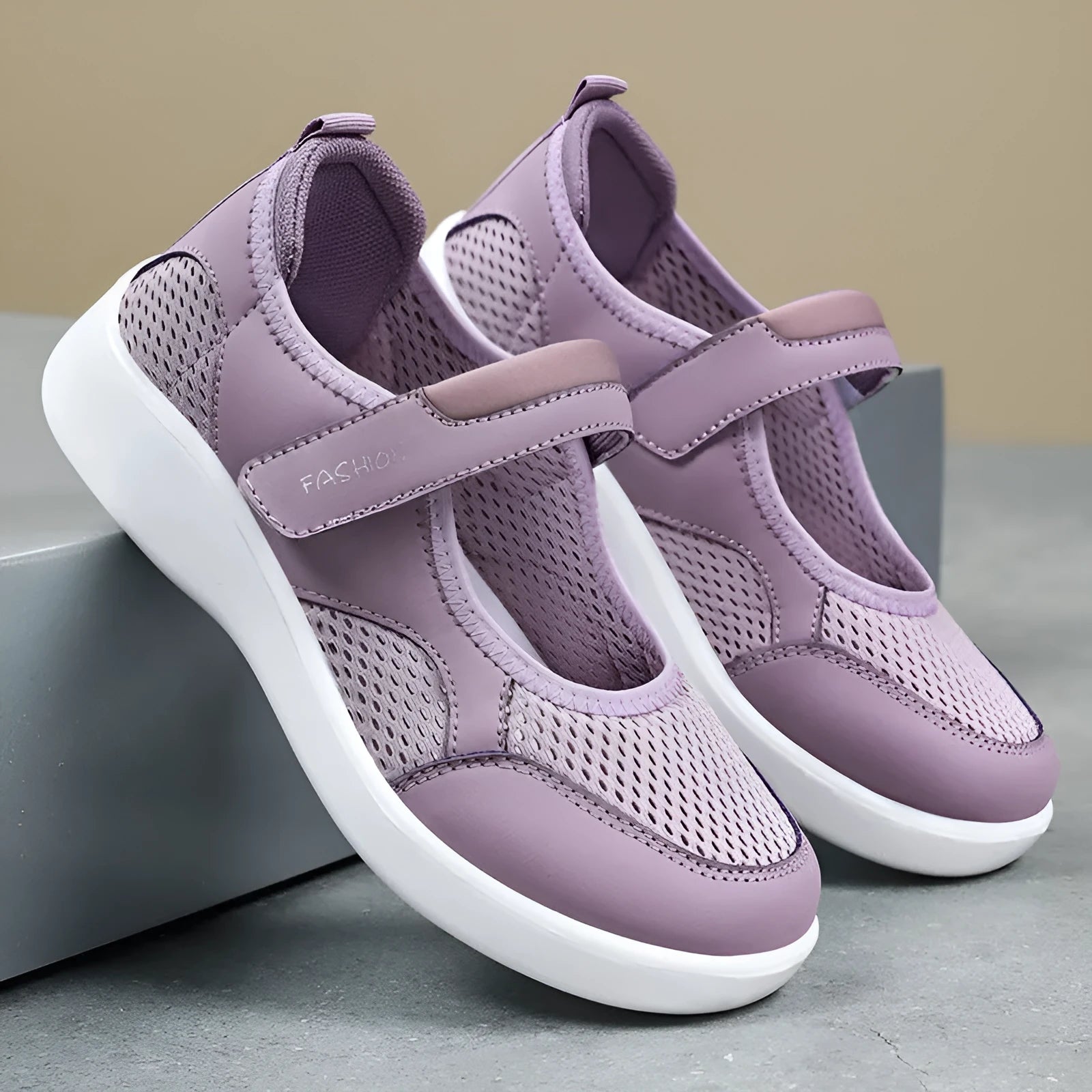Women's low-top casual shoe in grey mesh with Velcro strap and flat polyurethane sole.
