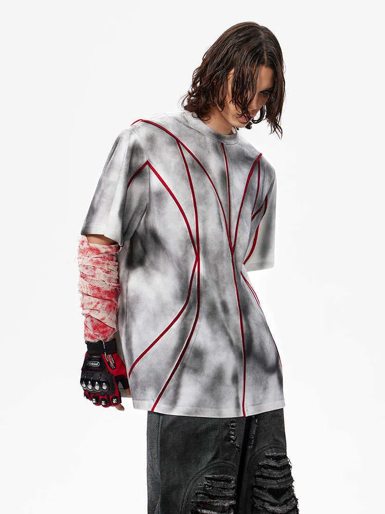 Padded shoulder short sleeve T-shirt with three-dimensional line patchwork on a round neck.