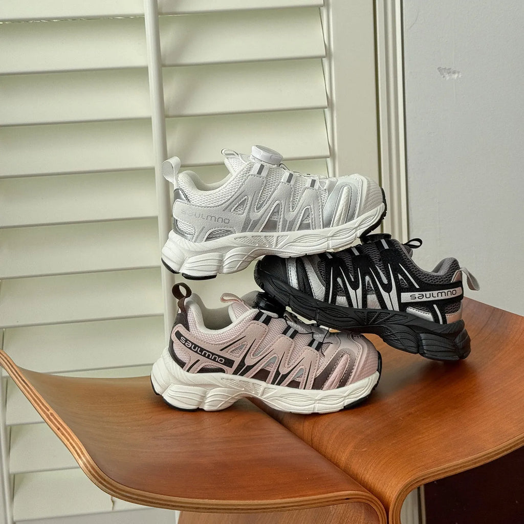 Girls' lightweight casual shoes in beige, made from PU leather and breathable mesh.