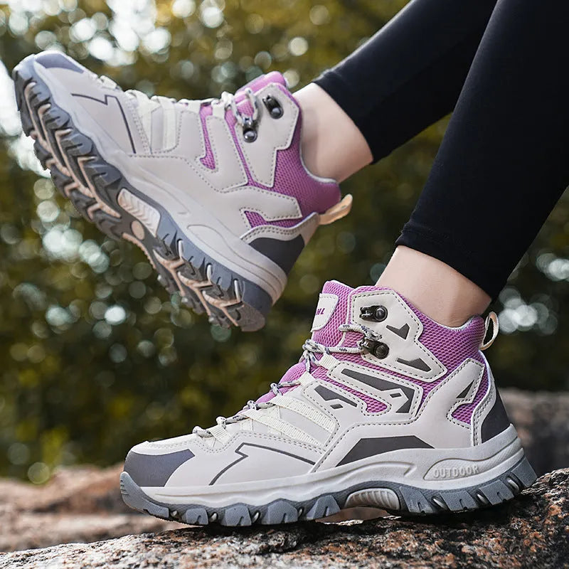Women's low-top hiking sneaker in flannel with rubber sole, shown in colour options.