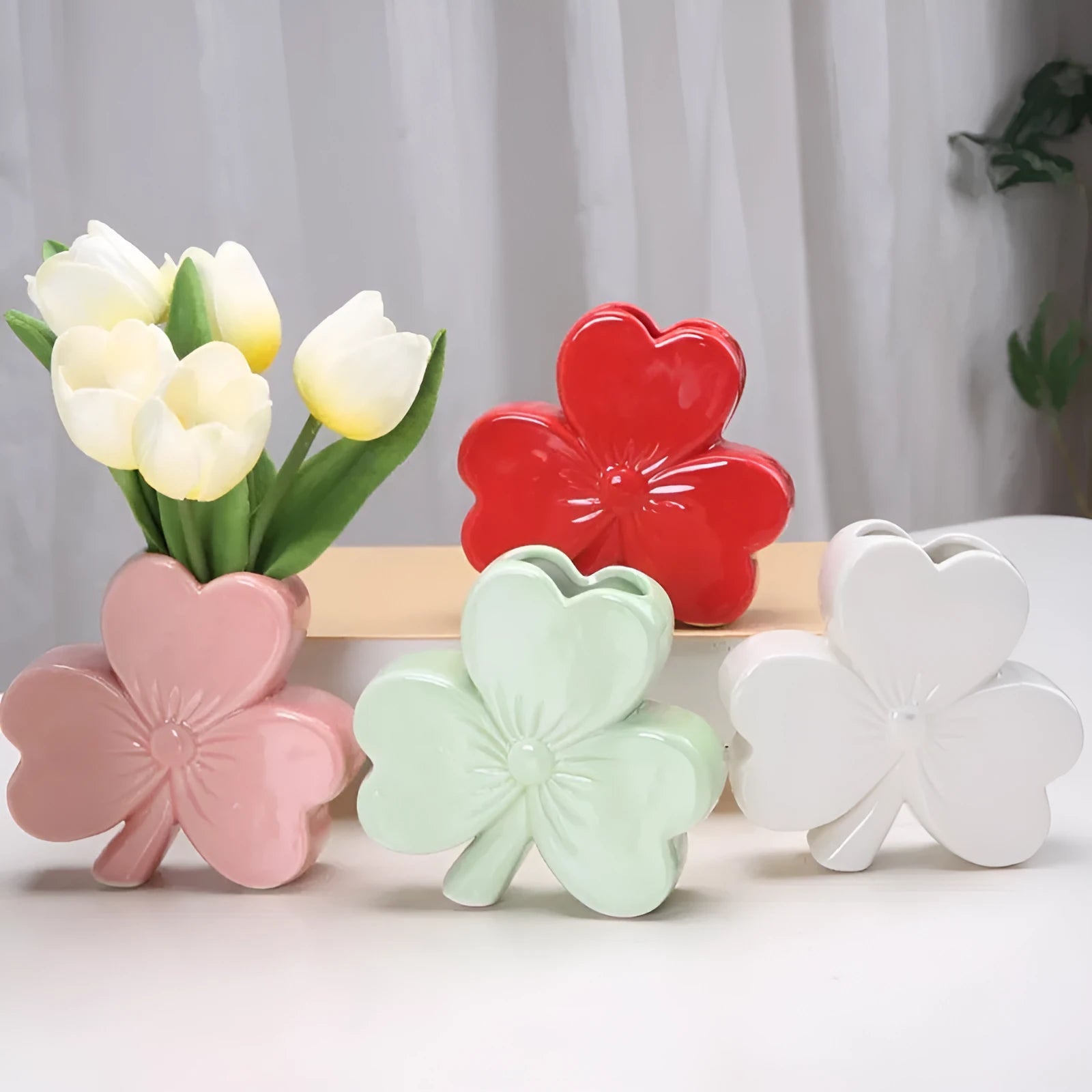 European style white porcelain ceramic vase for desktop decoration in light green colour