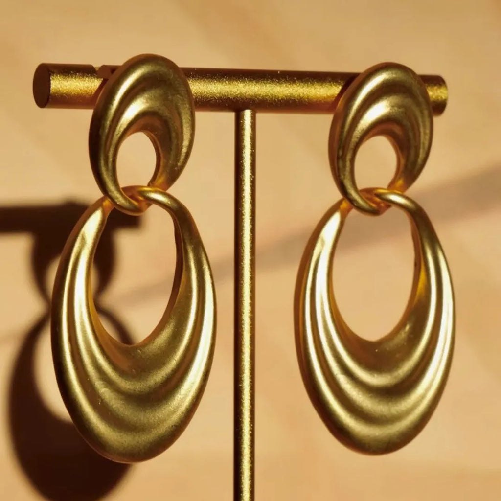 Double circle French retro earrings in quicksand colour with U-shaped copper construction