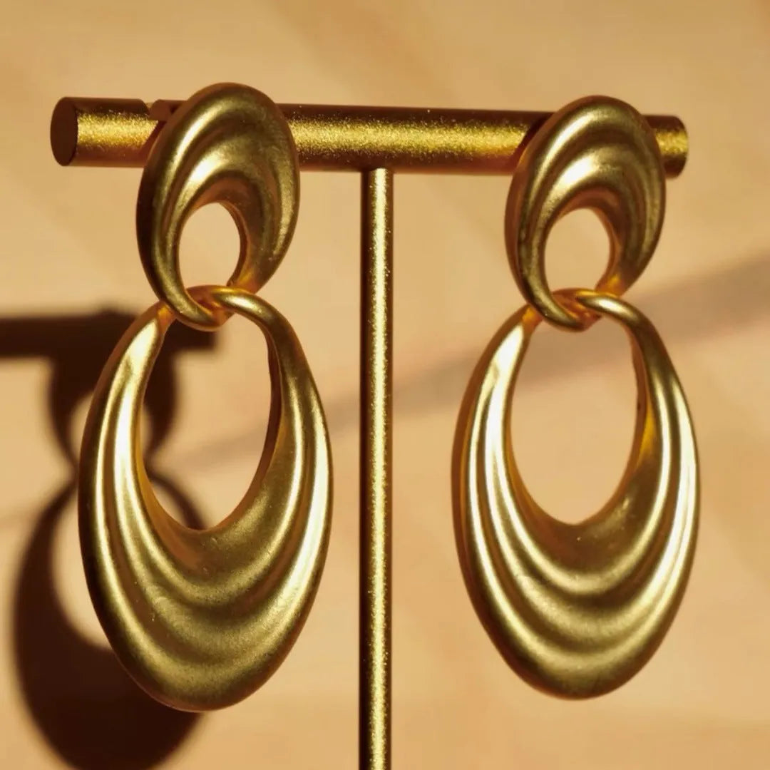 Double circle French retro earrings in quicksand colour with U-shaped copper construction