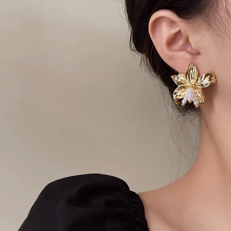 Gold H1795 metal flower earrings with exaggerated design and personalised pearl accents