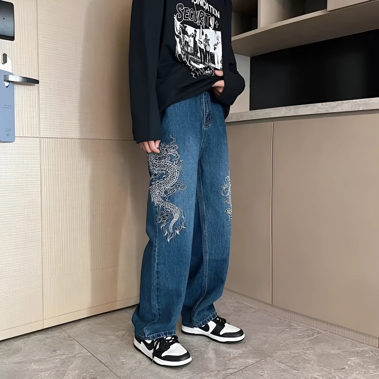 Men's loose embroidered jeans in Jinlong colour with polyester cowboy fabric and three-dimensional tailoring