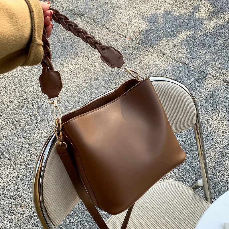 Retro woven one-shoulder crossbody bucket bag in khaki colour.