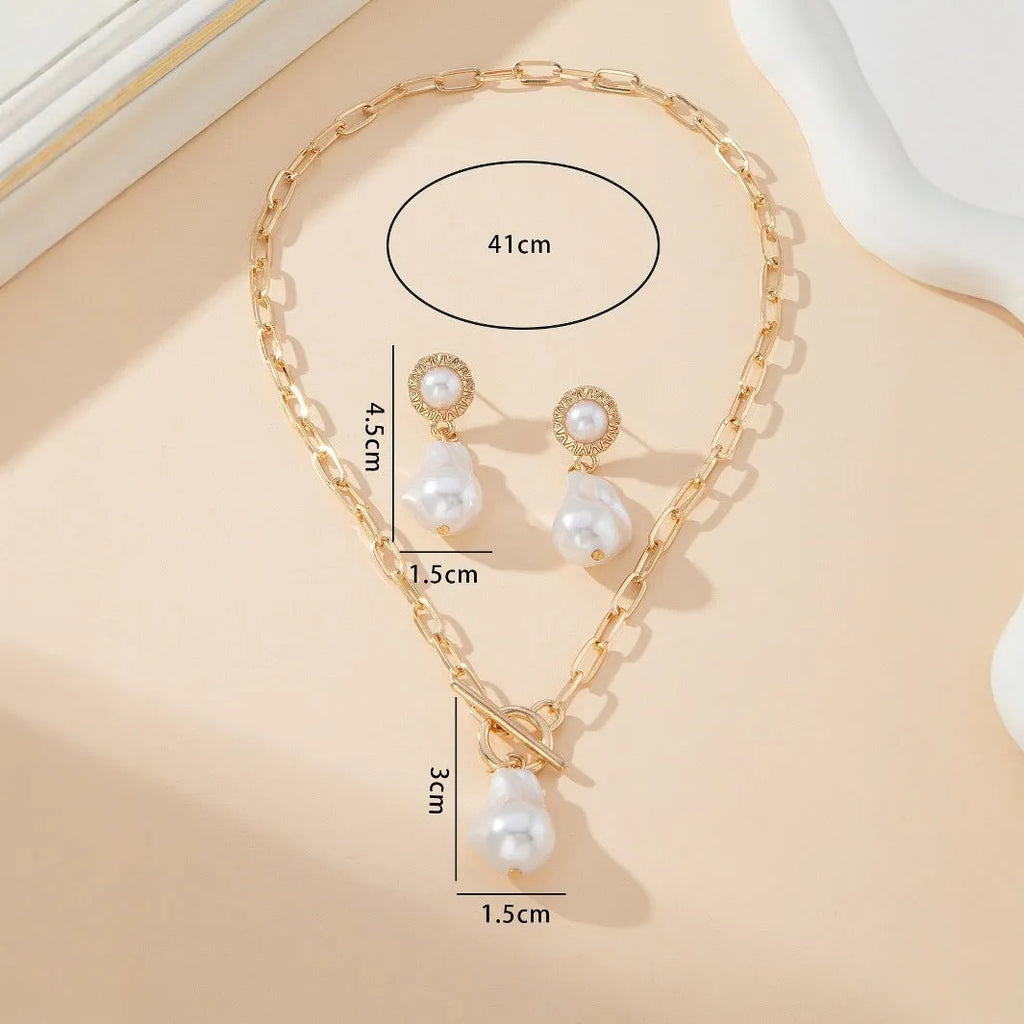 Gold-coloured retro baroque necklace and earring set with pearl decorative elements for women