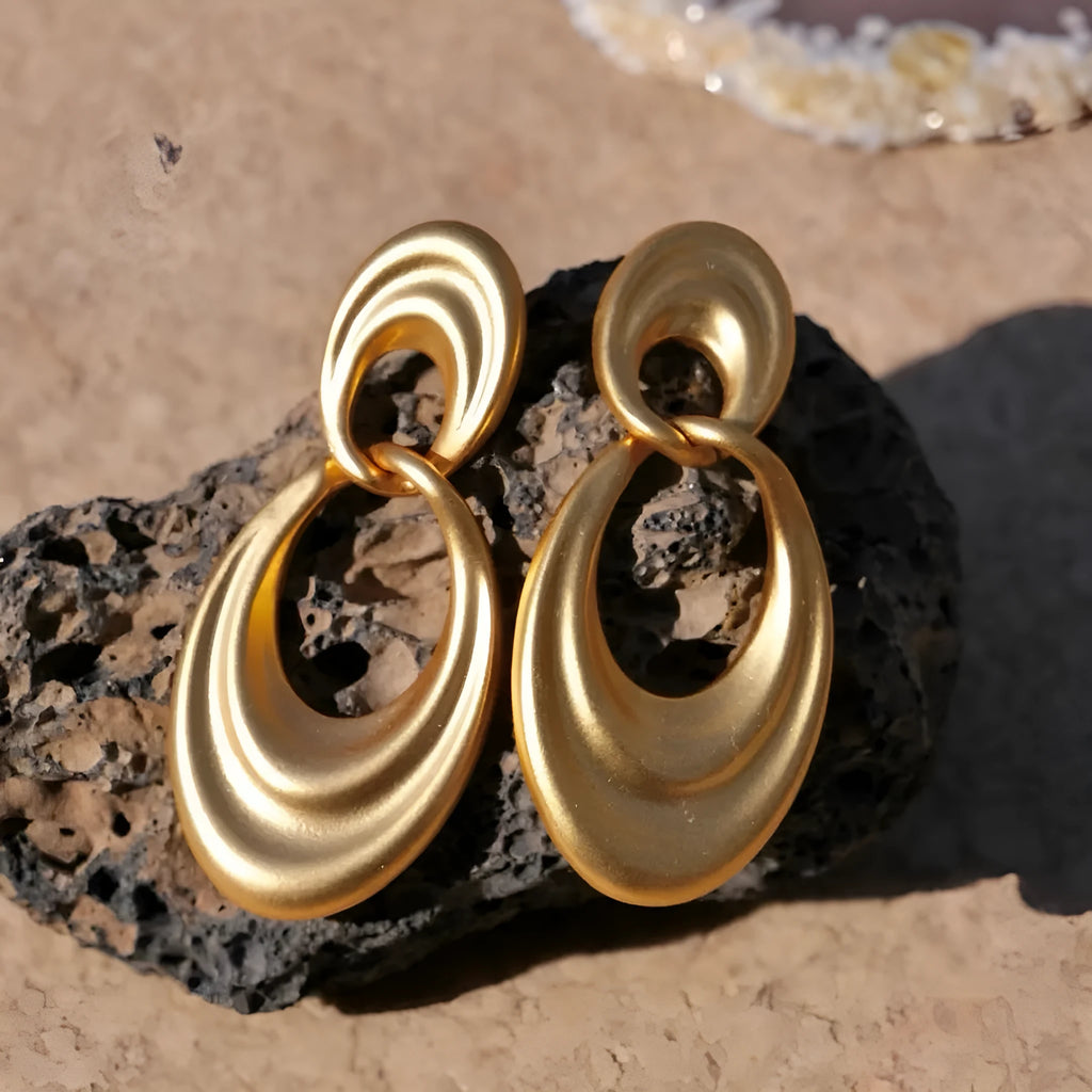 Double circle French retro earrings in quicksand colour with U-shaped copper construction