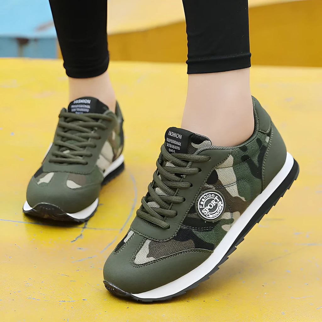 Camouflage pattern suede sports shoes with low-top design and foam sole