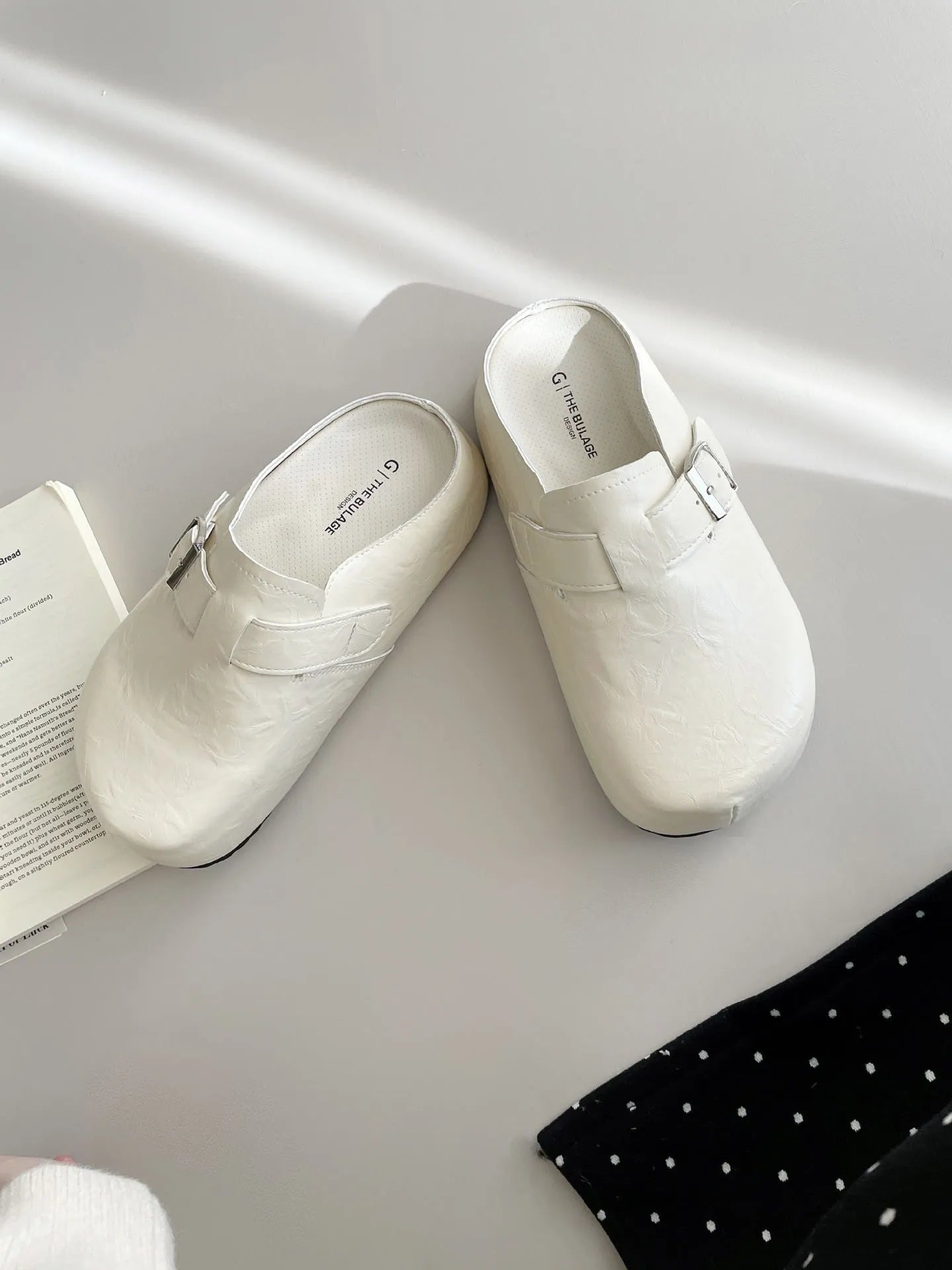 Flat buckle casual sneakers in yellow with round toe design for student commuting wear