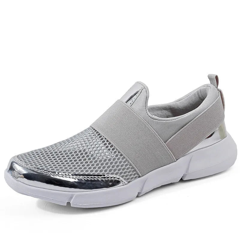 Low-cut women's casual sneaker in blue with mesh lining and lightweight PU midsole.