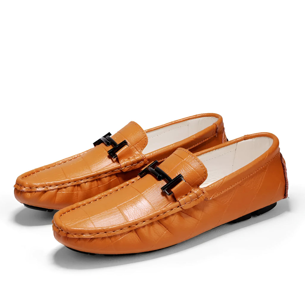 Men's low-cut leather casual shoe with a silver buckle fastener on a flat rubber sole.