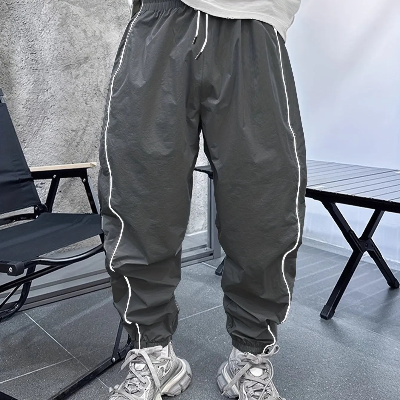 Man wearing blue bamboo fibre cropped sports trousers with a loose fit and high elasticity.