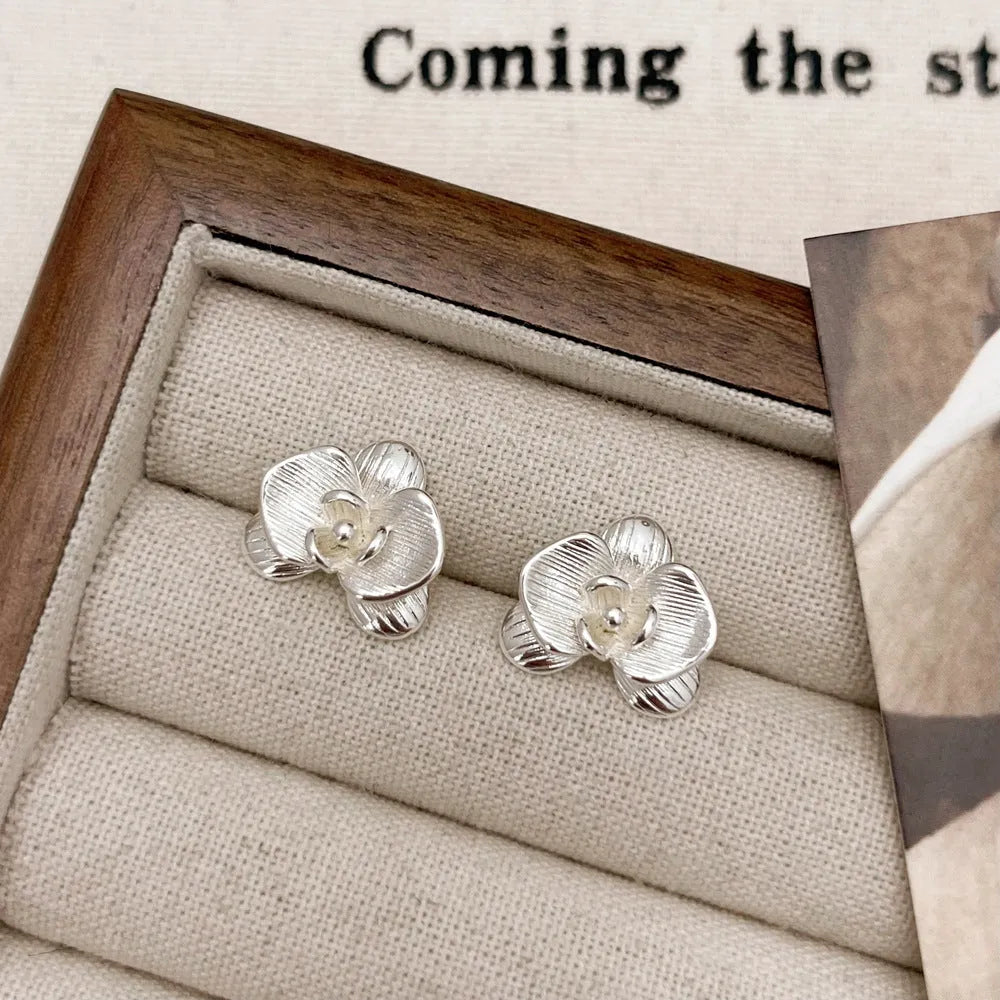 Retro flower earrings for women in gold or silver electroplated finish with petal design