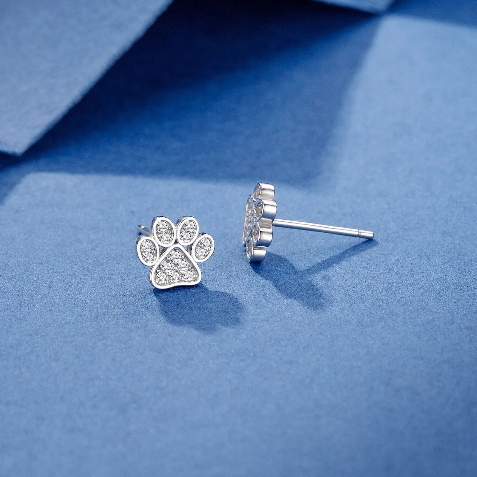 Pair of 925 sterling silver cat's paw stud earrings with full zircon surface, silver colour, 1.5 cm diameter