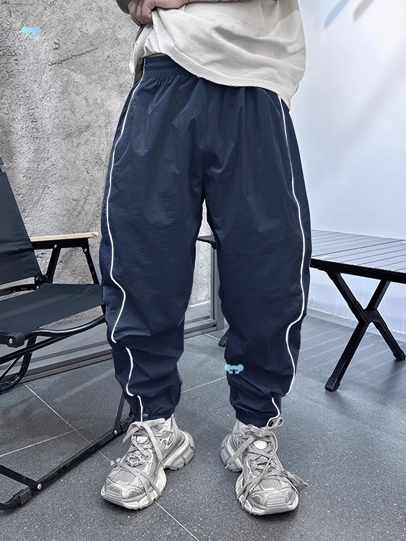 Man wearing blue bamboo fibre cropped sports trousers with a loose fit and high elasticity.