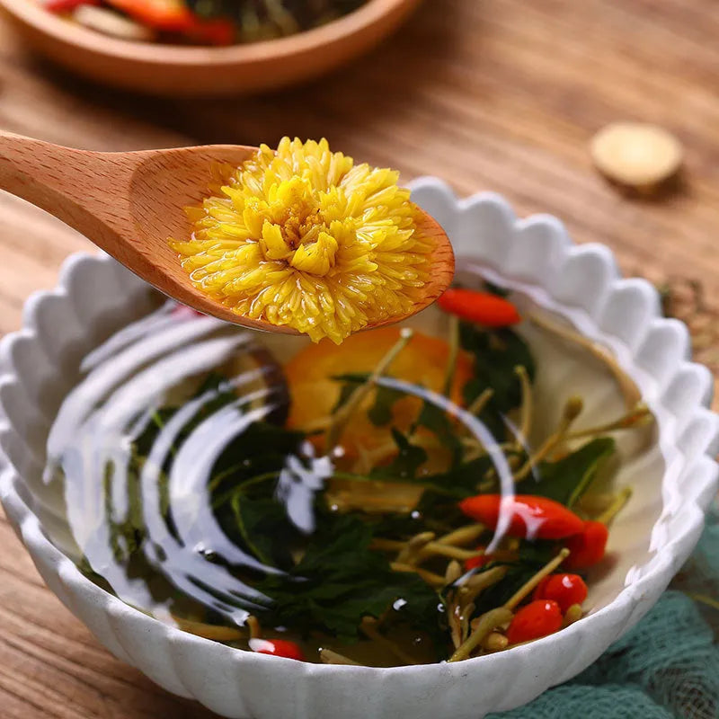Box of honeysuckle chrysanthemum tea with 15 individual sachets, net weight 150g.