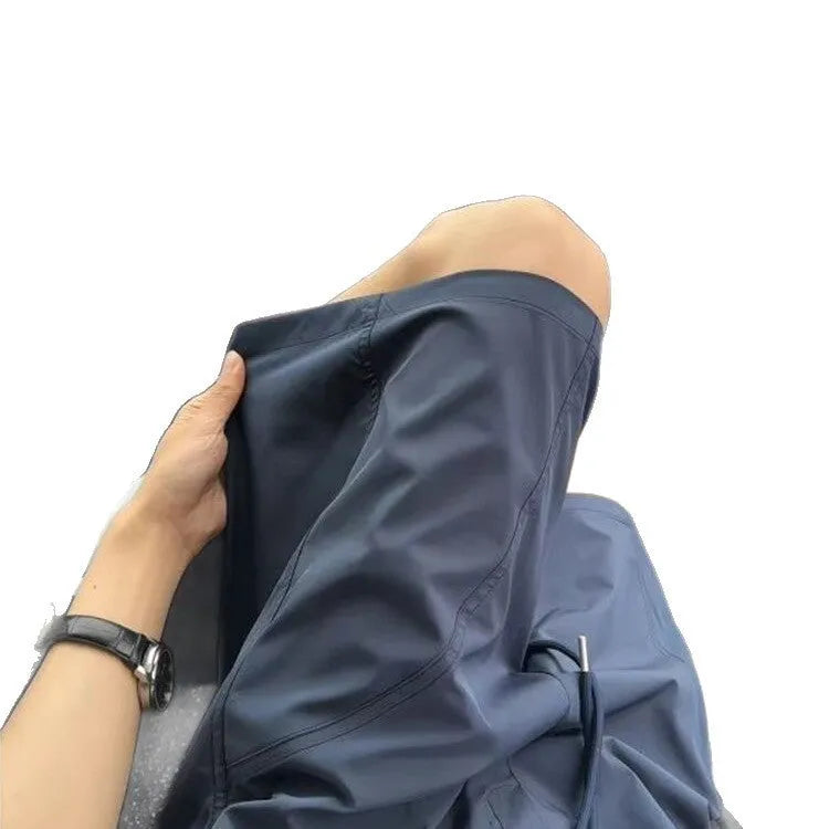 Men's quick-drying polyester sports shorts in straight cut with elastic waistband